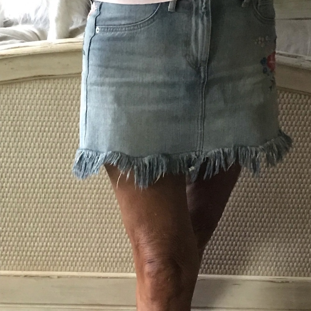 Distressed enim boho embroidered floral mini skirt - Picture 4 of 10